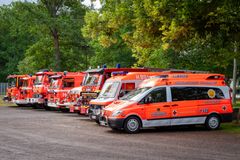 Rivissä parkkeerattuja vanhoja paloautoja Ekenäs FBK:n tiloissa.