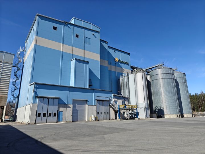 Satarehun rehutehdas Huittisissa saa käyttöönsä edistyksellistä aurinkovoimateknologiaa