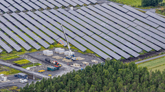Kuvituskuva Solarigon toteuttamasta Kuortaneen hybridienergiapuistosta, jossa aurinkovoimala ja sähkövarasto muodostavat yhtenäisen energiantuotantokokonaisuuden. Vastaava ratkaisu rakennetaan nyt Hankoon. Kuva: Solarigo Systems Oy.