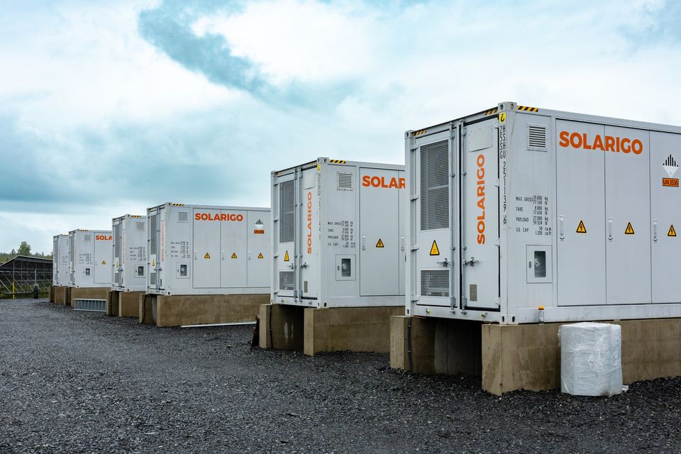 Kuvituskuva Solarigon toteuttamasta Kuortaneen hybridienergiapuistosta, jossa aurinkovoimala ja sähkövarasto muodostavat yhtenäisen energiantuotantokokonaisuuden.