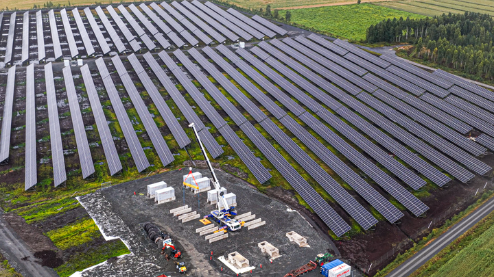 Kuvituskuva Solarigon toteuttamasta Kuortaneen hybridienergiapuistosta, jossa aurinkovoimala ja sähkövarasto muodostavat yhtenäisen energiantuotantokokonaisuuden.