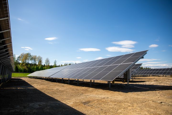 Kuvituskuva Solarigon toteuttamasta aurinkovoimalasta. Nivalaan rakennetaan noin 6 megawatin aurinkovoimala, jonka tuottama sähkö toimitetaan biokaasulaitoksen käyttöön pitkäaikaisella sähkönostosopimuksella (PPA).