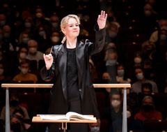 Susanna Mälkki johtaa orkesteria konserttisalissa.