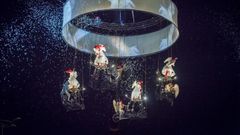Taiteiden yönä Senaatintorilla koetaan kansainvälisen teatteriryhmä Theater Tolin akrobaattinen teatteriteos Pedaleando Hacia El Cielo eli ”Polkien taivaaseen”.