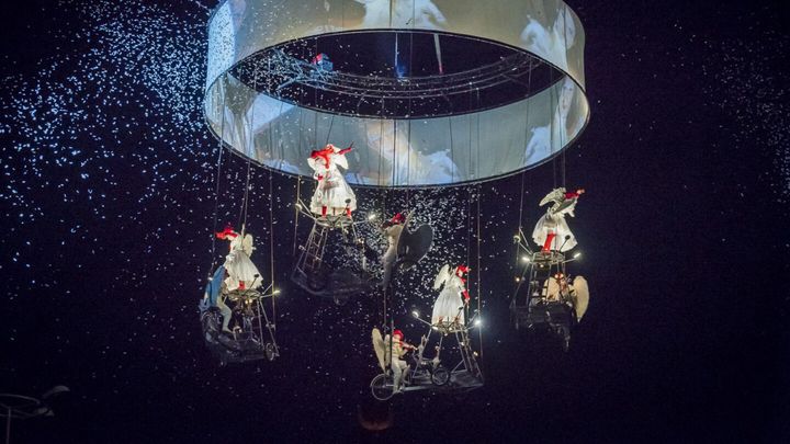 Taiteiden yönä Senaatintorilla koetaan kansainvälisen teatteriryhmä Theater Tolin akrobaattinen teatteriteos Pedaleando Hacia El Cielo eli ”Polkien taivaaseen”.