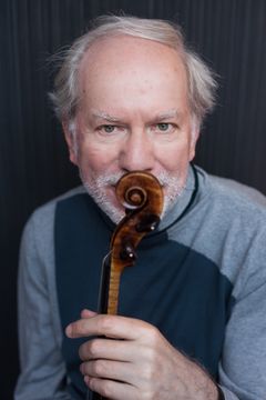 Latvialainen viulisti- ja kapellimestarilegenda Gidon Kremer tuo Kremerata Baltica -orkesterinsa ensi kertaa Juhlaviikoille.