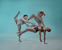 Australialainen Sydney Dance Company saapuu Helsinkiin huikealla kahden teoksen illalla. Kuvassa teos Impermance.