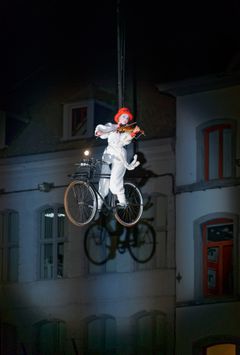Koko perheelle sopiva Pedaleando Hacia El Cielo yhdistää mukaansatempaavasti liikettä, tanssia ja elävää musiikkia.