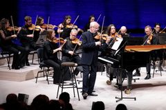 Latvialainen viulisti ja kapellimesteri Gidon Kremer tulkitsi muun muassa Arvo Pärtiä Kremerata Baltican konserteissa Musiikkitalossa.