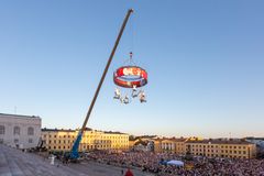 Kansainvälisen teatteriryhmä Theater Tolin teos Pedaleando Hacia El Cielo huipensi Taiteiden yön Senaatintorin yllä.