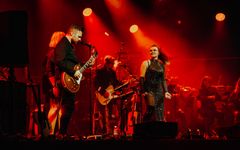 Bess säväytti Huvila 30 vuotta -juhlakonsertissa yhdessä Risto Niinikosken juhlaorkesterin kanssa.