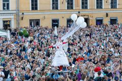 Kymmenet tuhannet katsojat kookontuivat seuraamaan Pedaleando Hacia El Cielo -esitystä Senaatintorille.