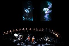 Bang On a Can All-Stars ja Helsingin kamarikuoro tulkitsivat Tanssin talolla David Langin teoksen before and after nature Euroopan kantaesityksen.