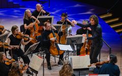 Robin Ticciati johti huippuorkesteri Chamber Orchestra of Europen konsertin Musiikkitalolla.