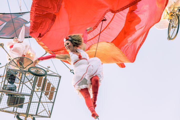 Theater Tolin akrobaattinen Pedaleando Hacia el Cielo täytti Senaatintorin Taiteiden yönä