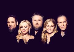 Club For Five -jäsenet ryhmäkuvassa tummalla taustalla.