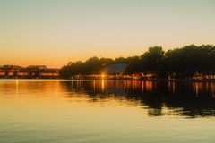 Kesäinen auringonlasku Tokoinrannassa. Edessä merta, takana Huvila-teltta.