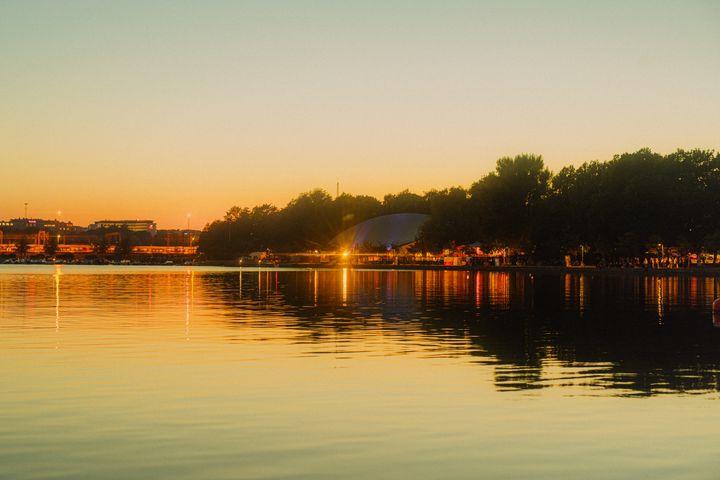 Kesäinen auringonlasku Tokoinrannassa. Edessä merta, takana Huvila-teltta.