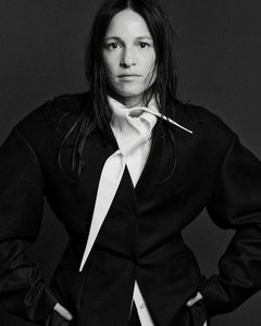 Kuvassa Carminho mustassa housupuvussa katsoo suoraan kameraan.