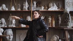 Amanda Bergman nahkatakissa taideveistosten edessä.