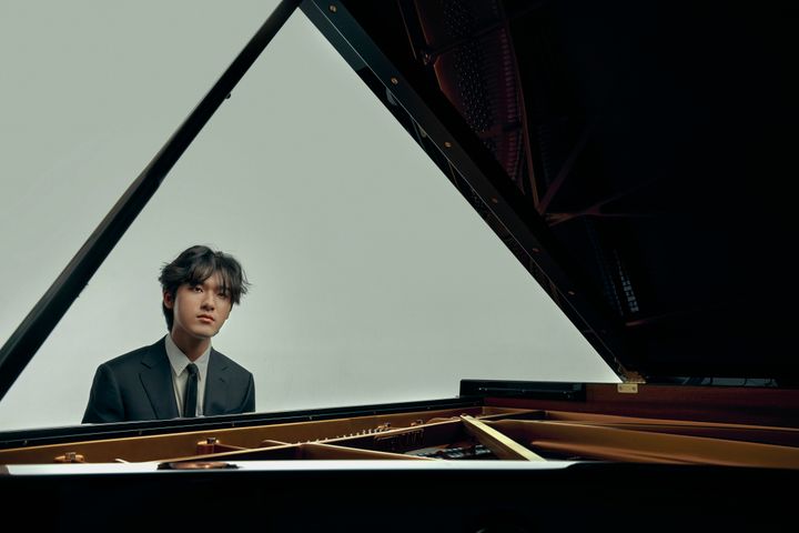 Kuvassa pianisti Yunchan Lim istuu flyygelin ääressä.