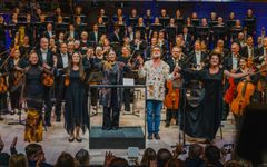 Laura Birn, Jutta Seppinen, Dalia Stasevska, Rufus Wainwright ja Anna Prohaska seisovat lavalla orkesterin edessä.