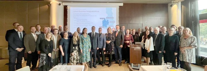 Länsi-Suomen maakuntien päättäjiä ja kansanedustajia kokoontui Helsingissä puhumaan alueen menestystekijöistä, vaikuttamisesta, infrasta, liikennestrategiasta ja hallitusohjelmasta. Paikalla oli myös liikenne- ja viestintäministeri Lulu Ranne.