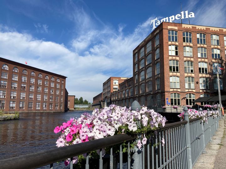 Pirkanmaan liiton toimisto sijaitsee Tampereella, Tammerkosken maisemassa.