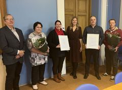 Palkinnon saajat yhteiskuvassa. Vasemmalta Tampereen Pyrinnön talousvastaava, liikuntaneuvos Jarmo Hakanen, puheenjohtaja Saila Asumaniemi, toiminnanjohtaja Elisa Hakanen ja maakuntahallituksen puheenjohtaja Sofia Vikman. Vikmanin vieressä Teiskon Urheilijoiden valmentaja Matti Alarotu ja hallituksen puheenjohtaja Riku Pitkänen.