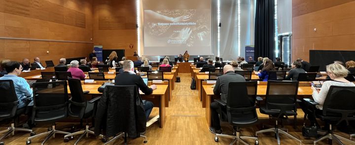 Maakuntavaltuusto kokouksessaan Ylöjärven kaupungintalolla 7.4.2025.