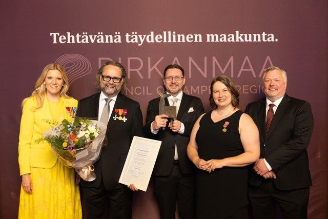 Yhteiskuva Pirkanmaan palkinnon jakamisen jälkeen. Vasemmalta maakuntavaltuuston puheenjohtaja Sofia Vikman, teatterinjohtaja Panu Raipia, Tampereen Komediateatterisäätiön toimitusjohtaja Teemu Ojala, maakuntajohtaja Ruut-Maaria Rissanen ja maakuntahallituksen puheenjohtaja Roope Lehto.