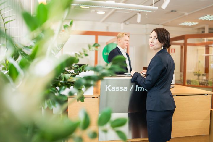Kuvassa konttorin kassapisteessä Krista-Maria Puhjo ja taustalla Jani Utriainen.