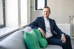Kuvassa Markus Souru sohvalla
