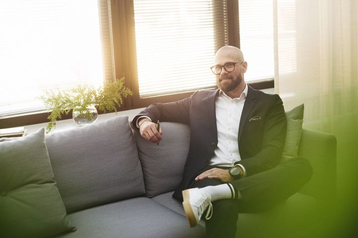 Markus Lauri istuu sohvalla