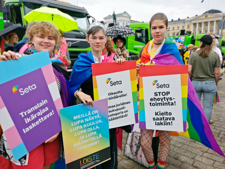 Setan nuorisotoimikunta vaati ikärajan laskemista translaista Helsinki Pride -kulkueessa 2023.