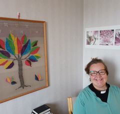 Seurakuntapappi Tiina-Susanna Hirvonen Lieksasta sitoutuu mielellään turvallisemmaksi toimijaksi, jotta kaikenlaiset seurakuntalaiset uskaltavat ottaa häneen yhteyttä.