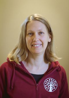 Hanna-Leena Autio är projektchef för Regnbågsföreningen Malkus projekt Tillgång som främjar andliga regnbågspersoners välmående. Foto: Inkeri Kinnunen