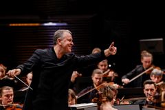 Kapellimestari Sakari Oramo johtaa Sibelius-Akatemian sinfoniaorkesterin Ylösnousemuksia-konsertin Sibafestilla 27.1.2024.