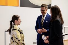 Kapellimestari Dalia Stasevska, Tasavallan presidentti Alexander Stubb ja puoliso Suzanne Innes-Stubb