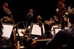 Kapellimestari Sakari Oramo johtaa Sibelius-Akatemian sinfoniaorkesteria