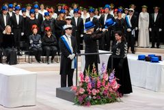 Sibelius-Akatemian promoottori, professori Tuire Kuusi vihkii Hilja Grönforsin Taideyliopiston kunniatohtoriksi