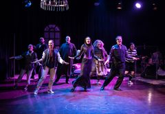 Taideyliopiston opiskelijoita Addams Family -musiikkiteatteriesityksessä (2022). Kuva: Roosa Oksaharju / Taideyliopisto