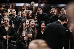 Sibelius-Akatemian sinfoniaorkesterin jäseniä konsertin jälkitunnelmissa Musiikkitalolla maaliskuussa 2025