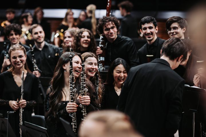 Sibelius-Akatemian sinfoniaorkesterin jäseniä konsertin jälkitunnelmissa Musiikkitalolla maaliskuussa 2025