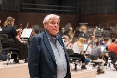 Pekka Räisänen Sibelius-Akatemian sinfoniaorkesterin harjoituksissa Musiikkitalolla maaliskuussa 2025