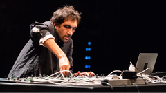 ”Improvisaatio voi muuttaa kokemustamme taiteesta ja elämästä. Se kutsuu meitä avautumaan – toisille ihmisille, materiaaleille, äänille ja aisteillemme”, Tarek Atoui sanoo.