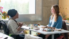 Saastamoinen Foundation Keynote in Arts -luennoitsija vuonna 2022 oli brittiläis-afrokaribialainen taiteilija Sonia Boyce. Hän myös tapasi Taideyliopiston Kuvataideakatemian opiskelijoita vierailunsa aikana. Kuvassa Sonia Boyce ja Alyssa Coffin.