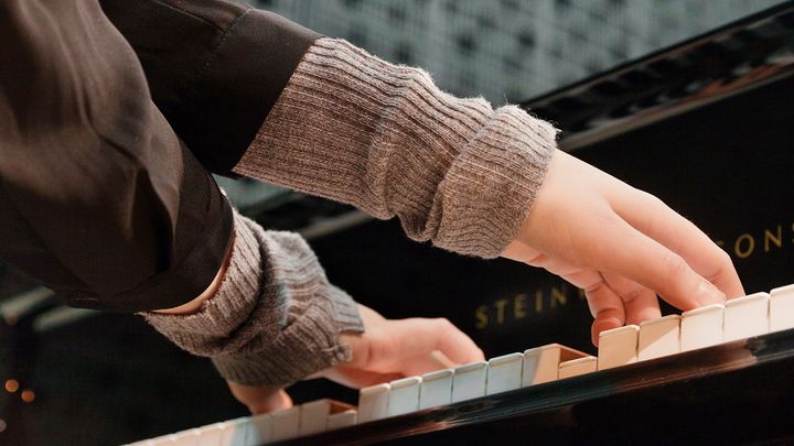 Pianonsoittajan kädet koskettimilla