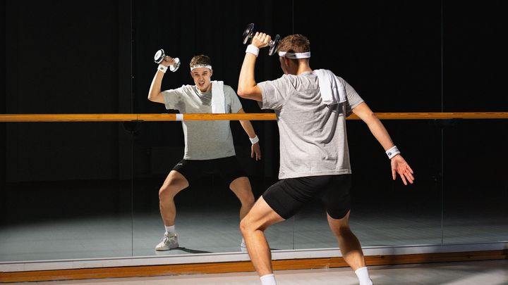 Teatterikorkeakoulun opiskelijoiden esitys Mitta käsittelee kehosuhdetta ja ammentaa myös työryhmän jäsenten kokemuksista. Kuva: Petri Summanen