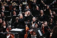 Sibelius-Akatemian kuorot ja sinfoniaorkesteri esittävät Faurèn Requiemin ja Mahlerin Ylösnousemussinfonian loppuunmyydylle Musiikkitalon Konserttisalille maaliskuussa 2025. Konsertin johtivat kapellimestarit Jani Sivén ja Sakari Oramo.
